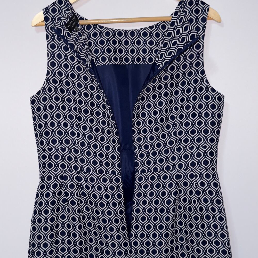 Tahari short sleeve Blue and White Geometric Print Dress women Size 12 - Picture 4 of 7